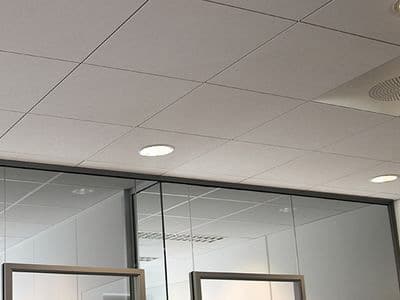 Himlingsplater i glassull montert i kontorbygg for bedre akustikk